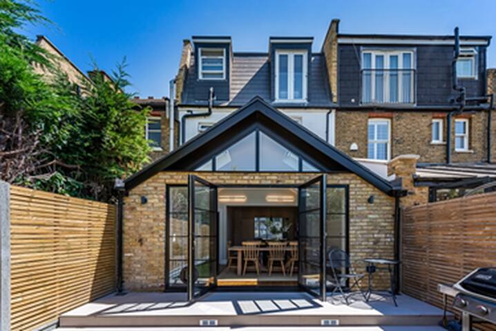 Charming Home in the Heart of Wimbledon