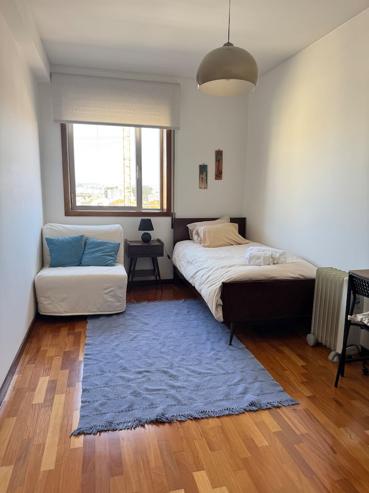 1 cama individual 90x180 cm + 1 sofá cama individual 80x190 cm