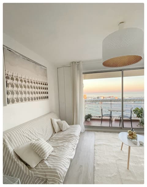 Successful Airbnb property: Modern studio with SEA VIEW, Top floor + FIBER in Mauguio