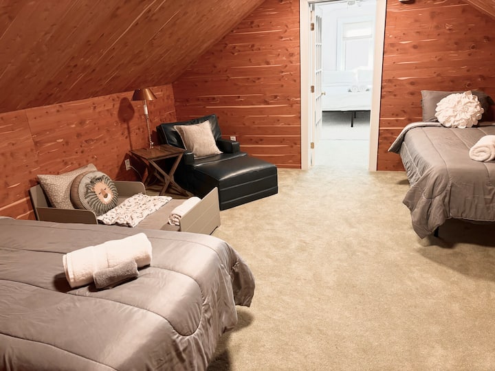 هنا لدينا سريران مفردان وسرير للأطفال الصغار، مع مساحة لمرتبة أرضية مفردة إذا اخترت (2 متاحان).