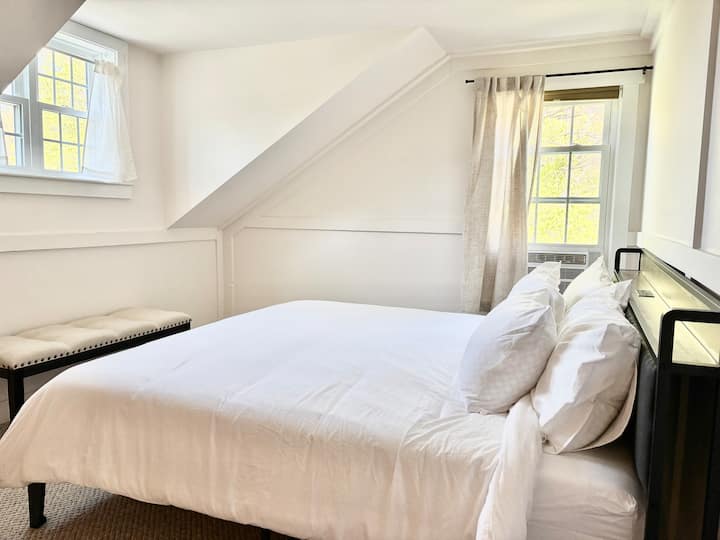 إطلالة على النهر والمراعي، مناخ متحكم فيه، مرتبة ميموري فوم، وصفة للاسترخاء العميق. 