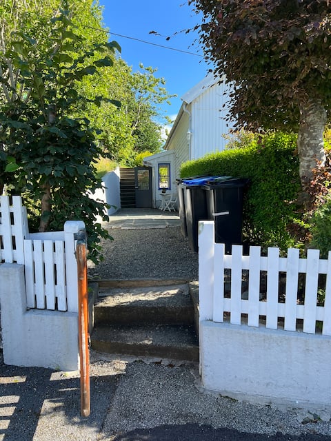 Small house with its own entrance. Central location.