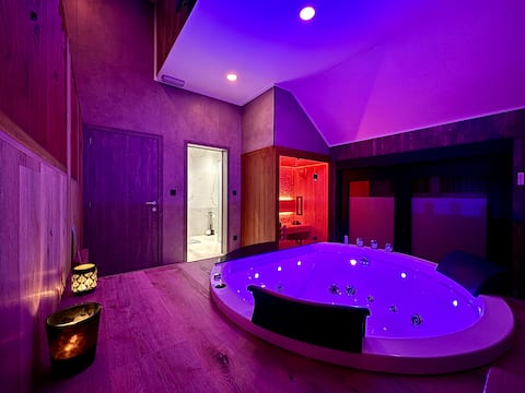 Wellness suite: private hot tub & sauna