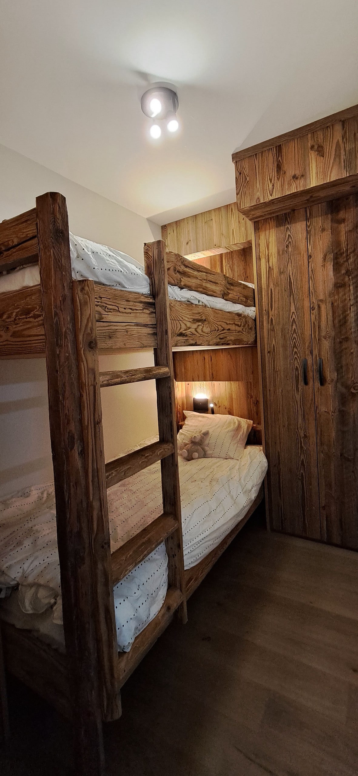 HABITACIÓN N2: ZONA DE MONTAÑA 90X190 CM