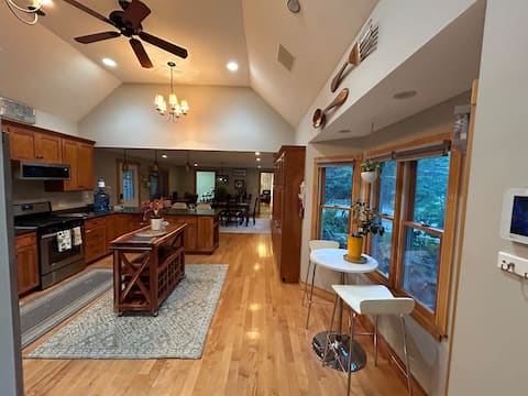 Large House- 16 mins to Boston + on site parking