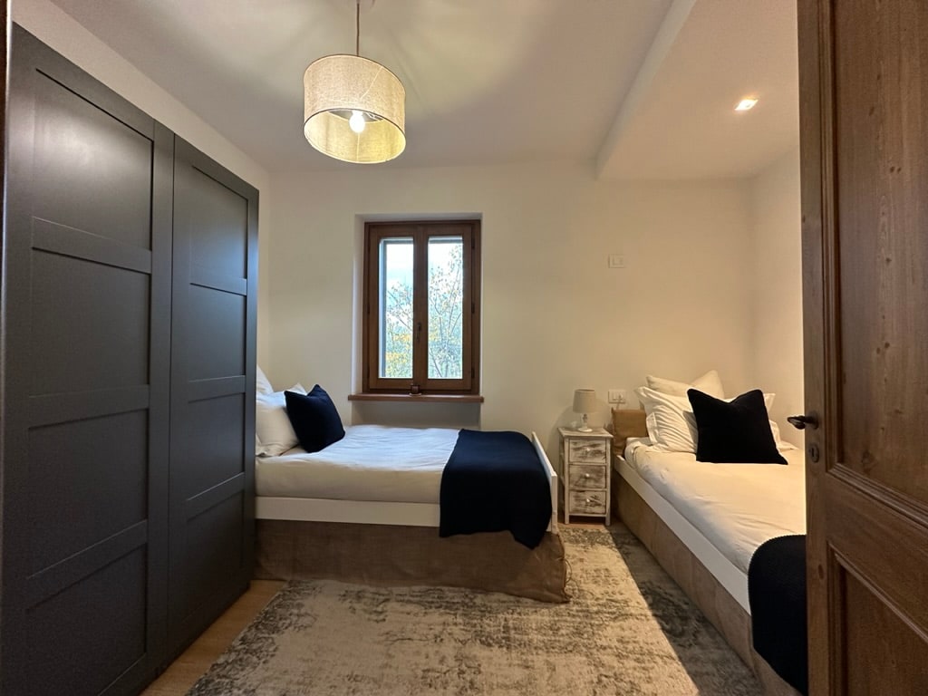 Во спална соба 4 ќе најдете два удобни единечни кревета, голем плакар и паметен телевизор.