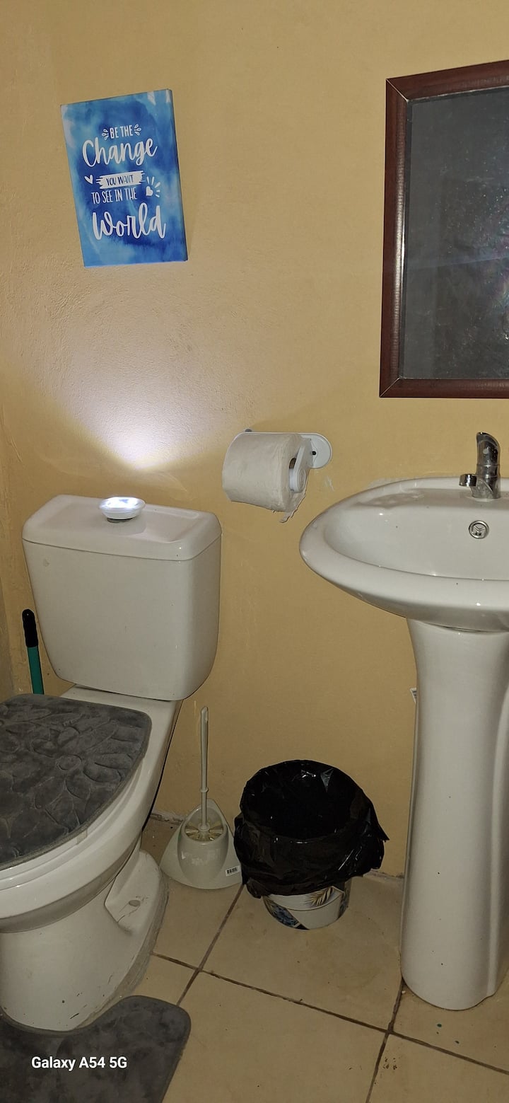 2 ადამიანისთვის განკუთვნილი ოთახი ცალკე ტუალეტით