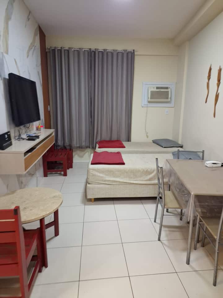 Soba s klima-uređajem i dva odvojena kreveta.