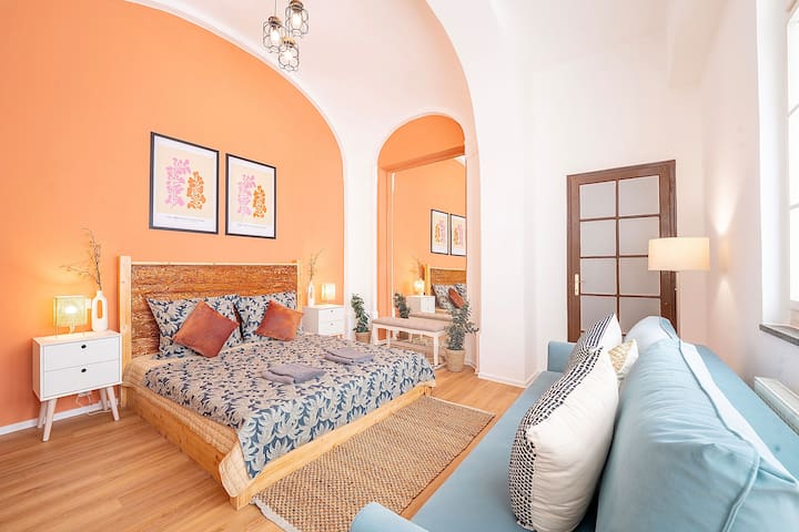 3BR + 2 BATH + PATIO – 100m to Old Town Square