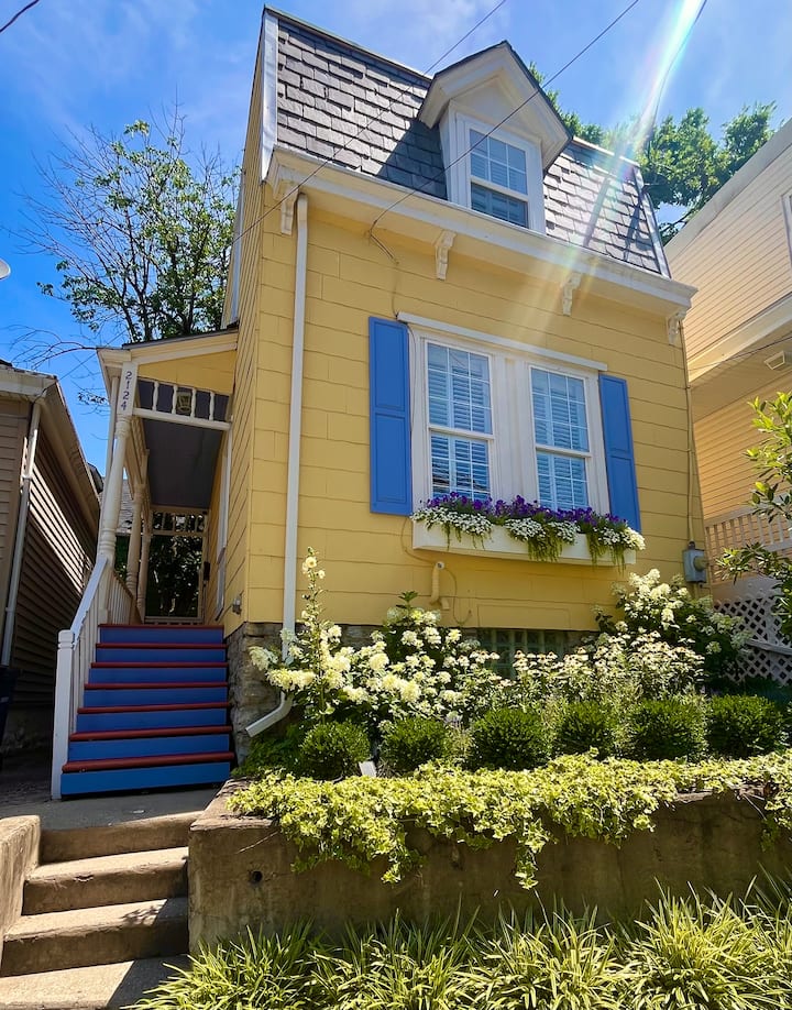 h*o様 house on the hill Yellow flower 90s house on the hill Yellow flower 90size A house sits in the middle