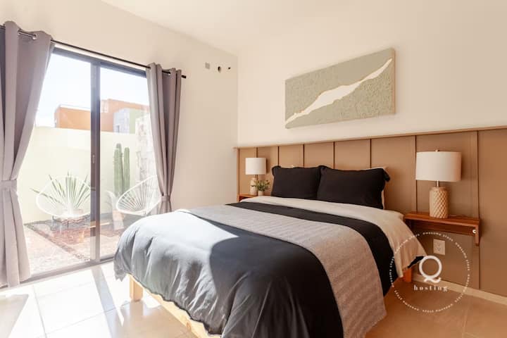 Sekundäres Schlafzimmer • Ein heller und gemütlicher Raum zum friedlichen Ausruhen✨ ausgestattet mit ✅ einem Queensize-Bett, ✅ einem Schrank und ✅ einem schönen direkten Ausgang zur hinteren Terrasse, ideal, um natürliches Licht und frische Luft zu genießen.