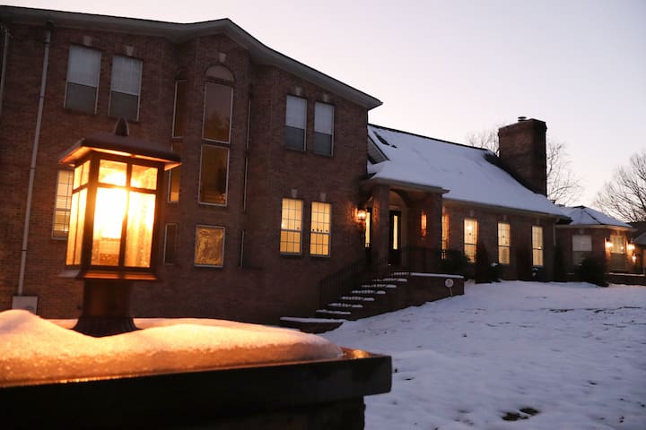 THE BIG HOUSE~w/ 620 sq ft EVENT SPACE!