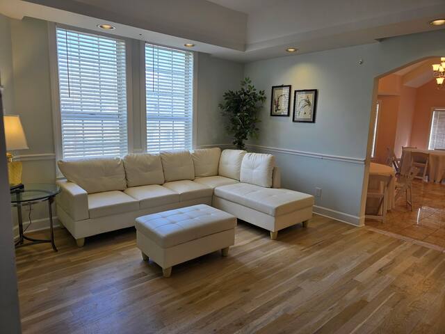 THE BIG HOUSE~w/ 620 sq ft EVENT SPACE! gallery image 5