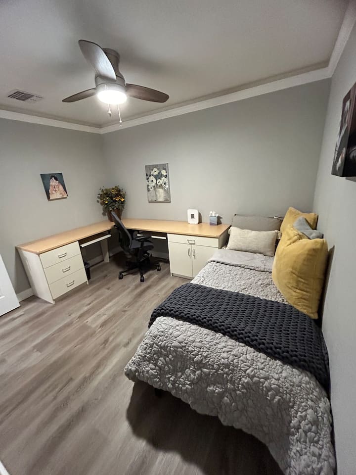 غرفة نوم ثالثة/ مكتب بسرير مزدوج 