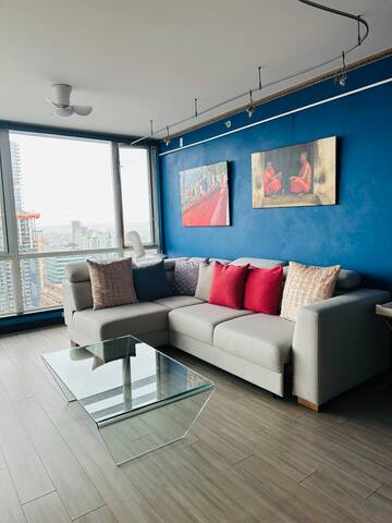 Spacious Penthouse: Views, Location + Free Parking gallery image 2