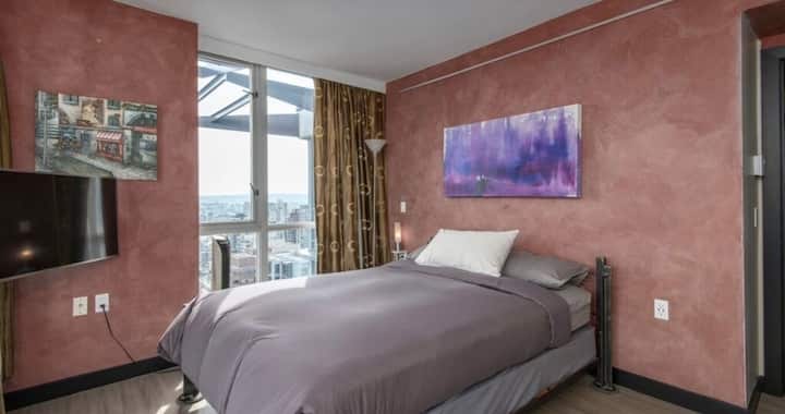 Hlavná spálňa 
Manželská posteľ 
Veľká skriňa 
Vlastná kúpeľňa so sprchovacím kútom a vaňou 
Prenosný vzduch
Kondicionér 