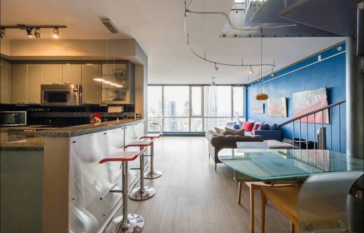 Spacious Penthouse: Views, Location + Free Parking gallery image 4