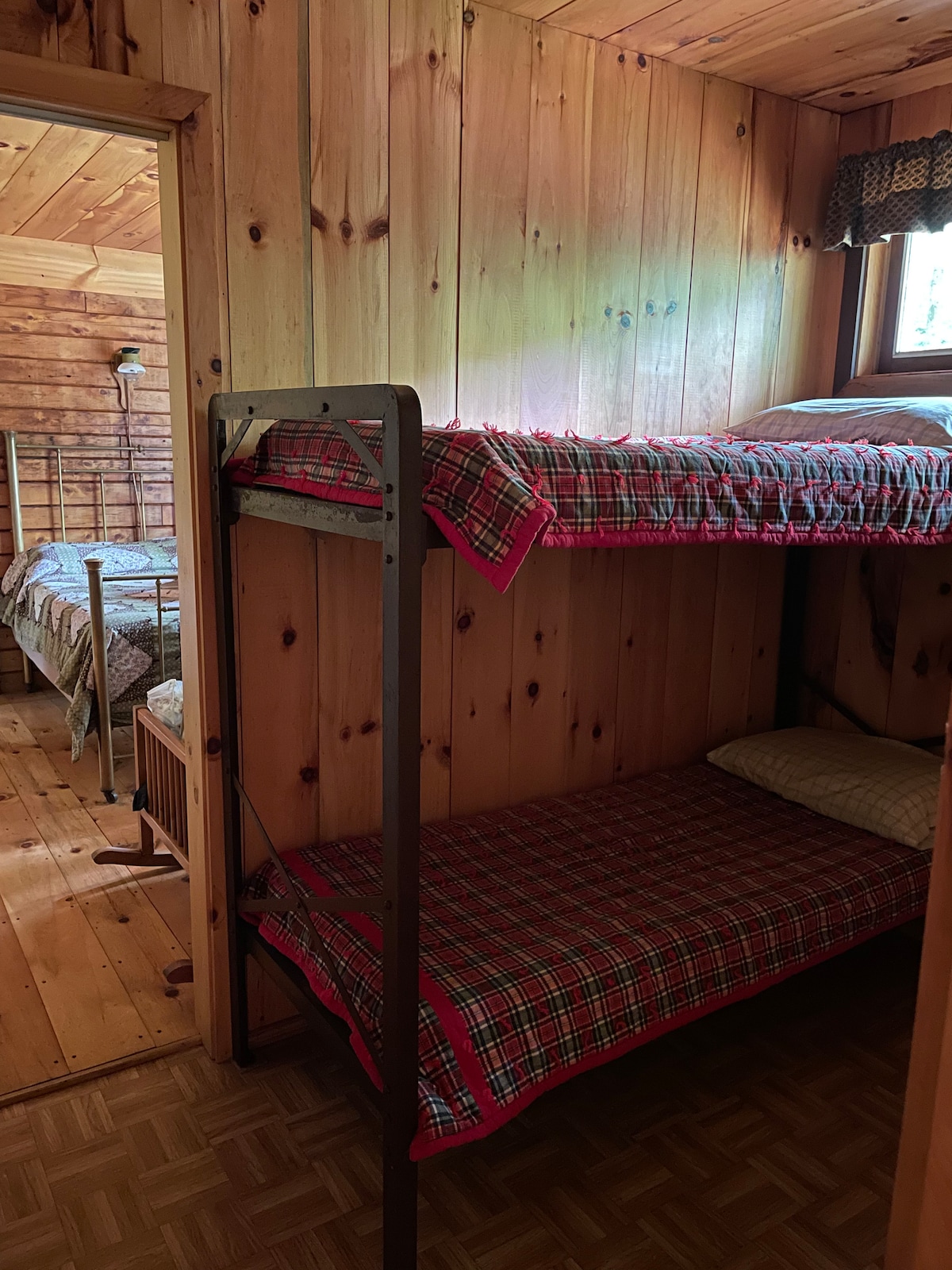 בדרגש העליון אין מעקה צדדי