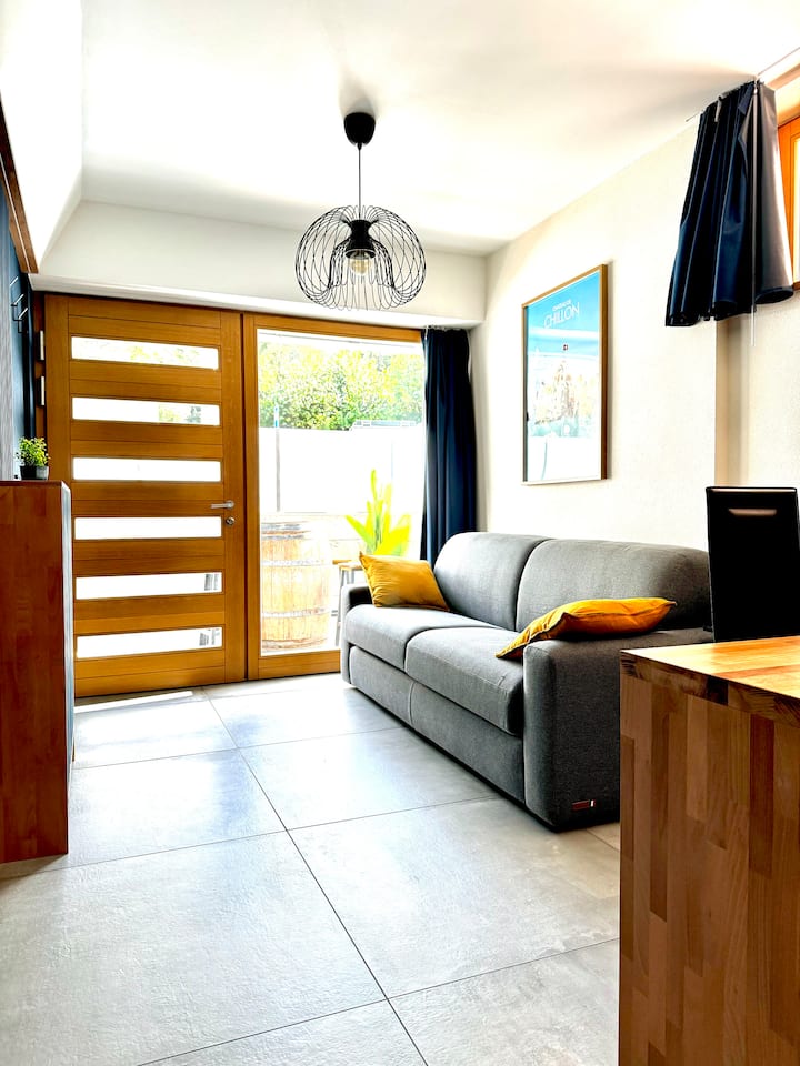 Obývacia izba s rozkladacou pohovkou sa dá premeniť na manželskú posteľ (160 x 200) s pohodlným matracom. Literatúra bude k dispozícii hneď, ako 3 osoby.