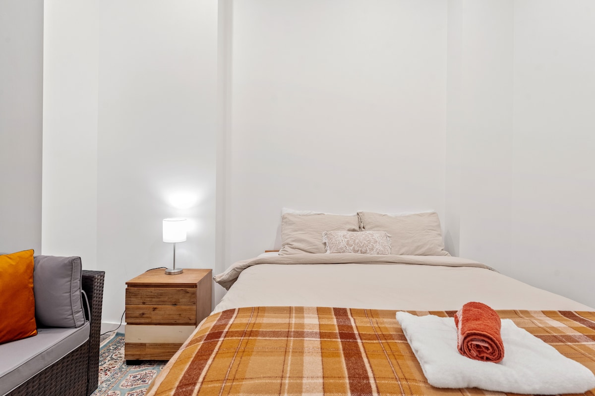 舒适的卧室配有舒适的标准双人床、柔软的中性色床上用品和时尚的装饰。 一张带现代灯的质朴边桌，营造出宁静温馨的空间，让您安然入睡。