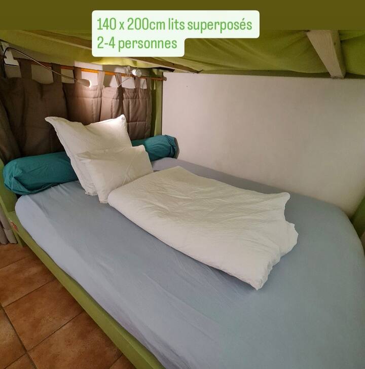 ห้องนอน Alcove/Open 2 พร้อมผ้าม่านมีเตียงสองชั้นขนาด 140x200 ซม. ที่สามารถรองรับได้ 1 -2 คนต่อเตียงดังนั้นสูงสุด 4 คน  โปรดทราบว่าไม่มีการรีดผ้าปูที่นอนและปลอกหมอนที่สะอาดและซักแล้ว