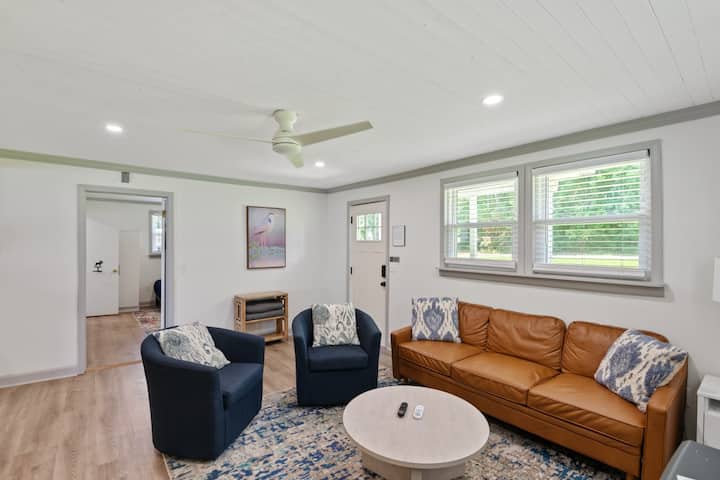 Couples Retreat - Hot Tub - Fireplace + Firepit