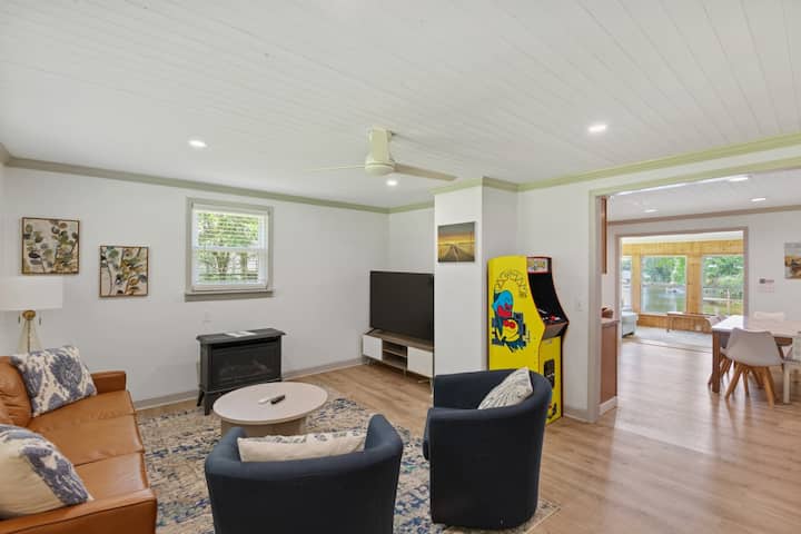 Couples Retreat - Hot Tub - Fireplace + Firepit