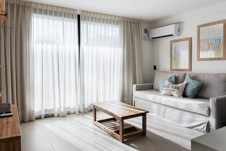 Მისაღები ოთახი დივნითა და კონდიციონერით (ცხელი და ცივი)