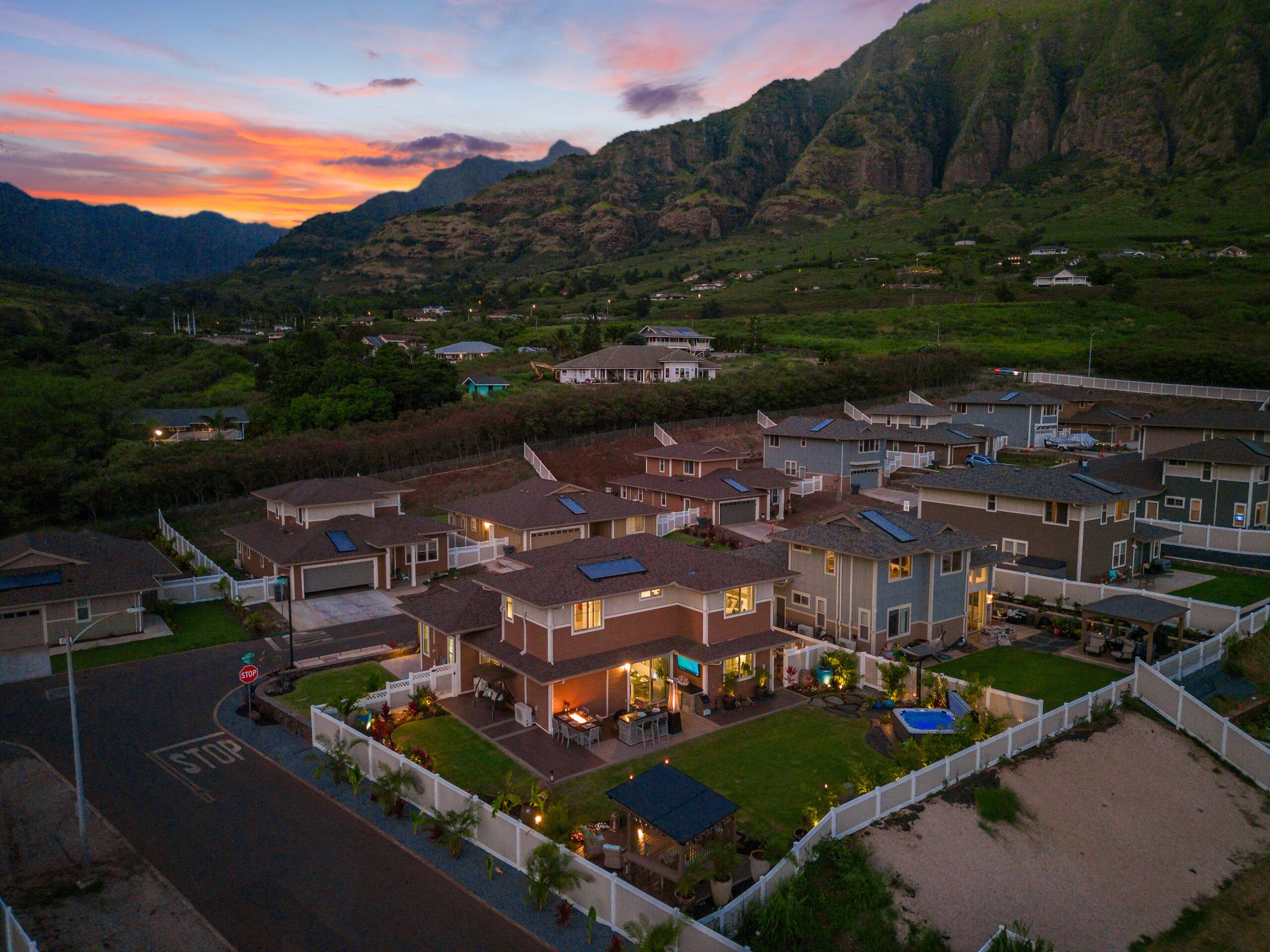 Home in Waianae · ★5.0 · 7 bedrooms · 9 beds · 6 baths - Image 360