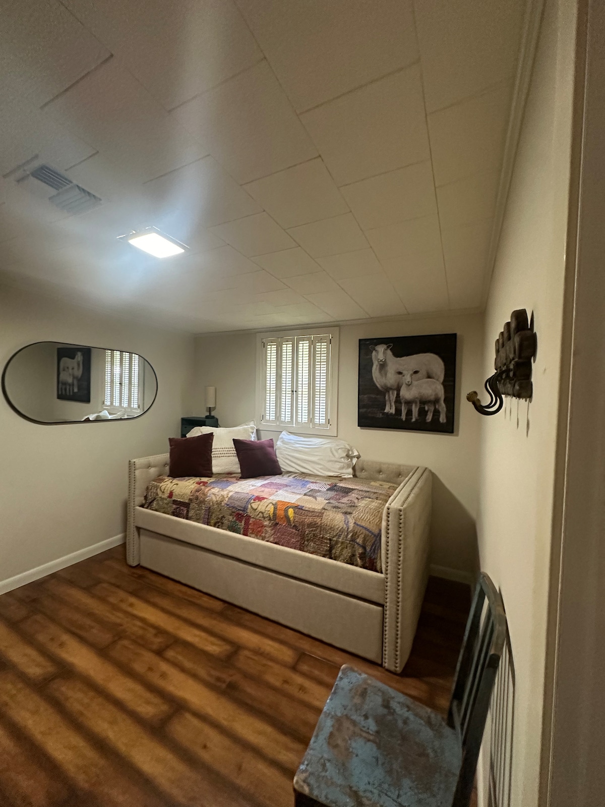 Ka një trung tërheqës për hapësirë shtesë për të fjetur 