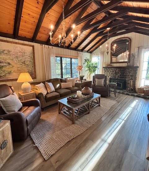 Sunny Farmhouse Cabin, Redwood Views on 1.5 Acres