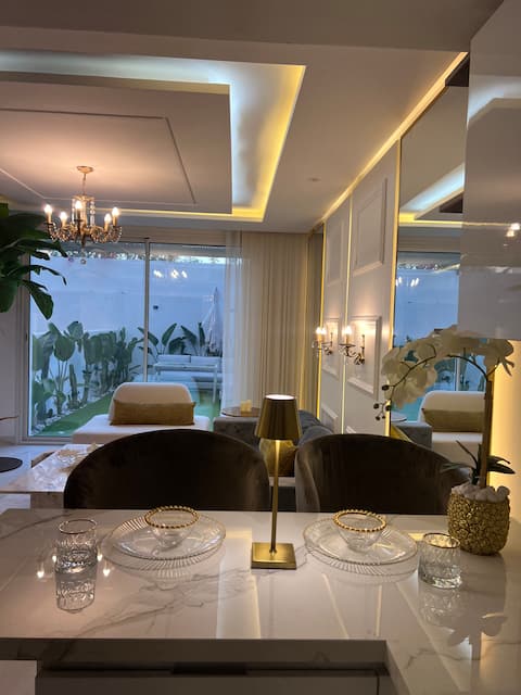 Luxurious apartment hotel (swimming pool/beach access) free!