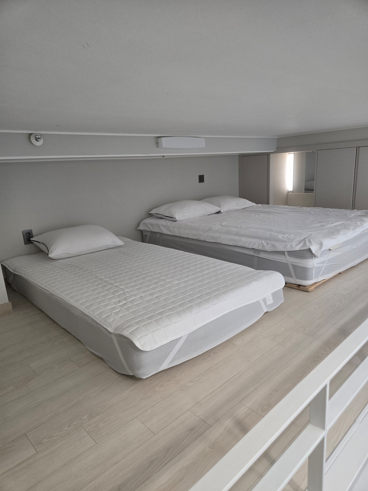 سرير بحجم كبير وسرير فردي كبير