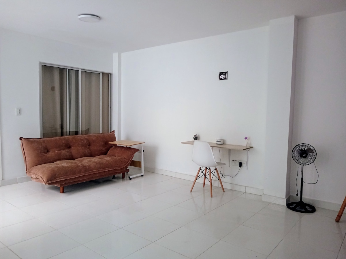 เป็นห้องธีมกว้างขวางด้วยแนวคิดมินิมอลซึ่งช่วยให้คุณได้พบกับตัวเอง มีองค์ประกอบที่จะช่วยให้คุณได้รับแรงบันดาลใจในช่วงเวลาที่ไม่มีสิ่งรบกวนความคิดสร้างสรรค์ของคุณ