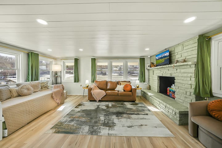 Shoreline Sanctuary! Cozy Cabin With Private Dock! - Lake Ozark, MO