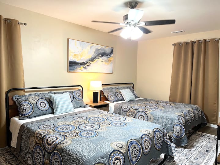 Spavaća soba 2: dva bračna kreveta (širine 150-179 cm) za 4 osobe.