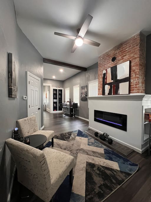 Airbnb Charming 2-Bdr w/ cozy King Bed