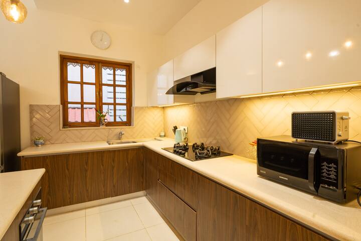 Full kitchen image 2