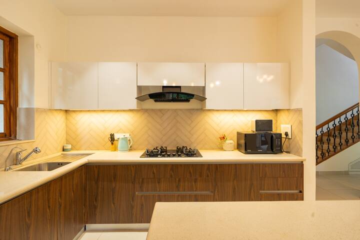 Full kitchen image 1