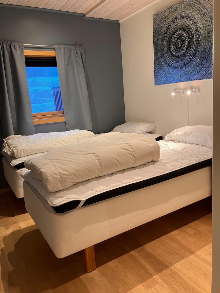 2 ერთადგილიანი საწოლი. ჟალუზი. გარდერობი 