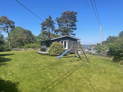 Cottage by the sea, with kayaks, possibility for boat
