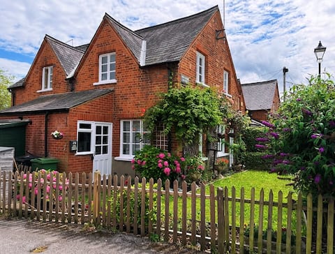 Walk to Windsor Castle-Grade II listed cottage