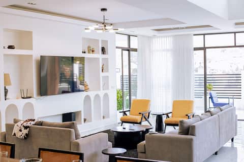 3 bdrs penthouse/pool/ 10 km to convention center.