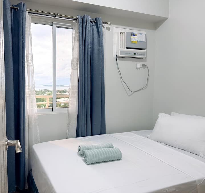 Dormitorio luminoso y cómodo con una cama doble para dos huéspedes. Cuenta con aire acondicionado, luz natural y un pequeño espacio de trabajo, ideal tanto para descansar como para trabajar un poco.