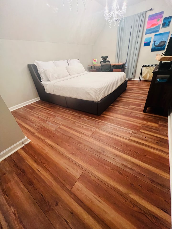 ขยายภาพเพื่อชมไฟระย้าที่สวยงามในห้องนอนคิงไซส์ที่ 2 นี้ มีพื้นที่ทีวีและโต๊ะทำงาน/สถานีทำงานในห้องนอนที่กว้างขวางนี้ มีลิ้นชักสี่ลิ้นชักสำหรับเสื้อผ้าใต้เตียงที่ดึงออกมา 