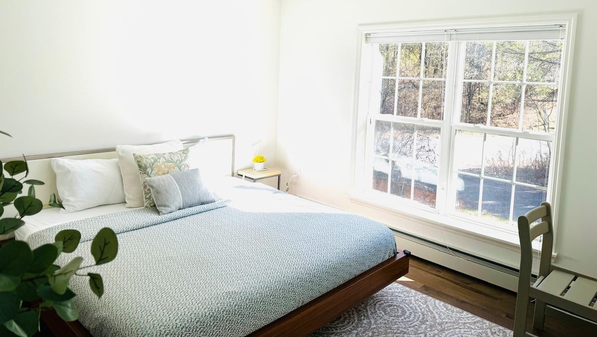 Disfruta del hermoso paisaje desde el dormitorio principal, completo con una cama tamaño king y un cómodo baño. 