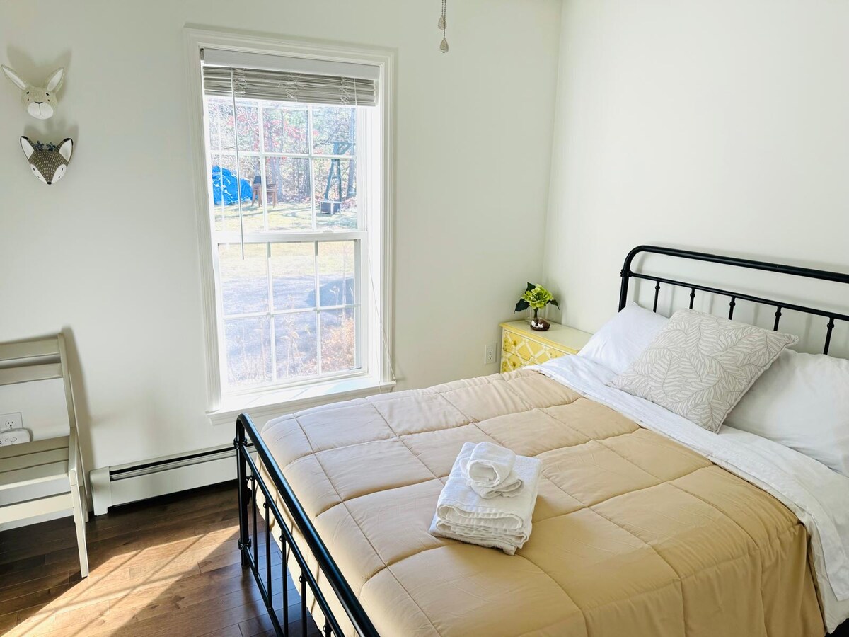 Disfruta de tranquilas vistas al jardín desde la cama de tamaño completo. La habitación incluye un amplio vestidor y está convenientemente ubicada junto a un baño completo. Para las familias, hay un parque de juegos y una silla alta disponibles bajo solicitud.