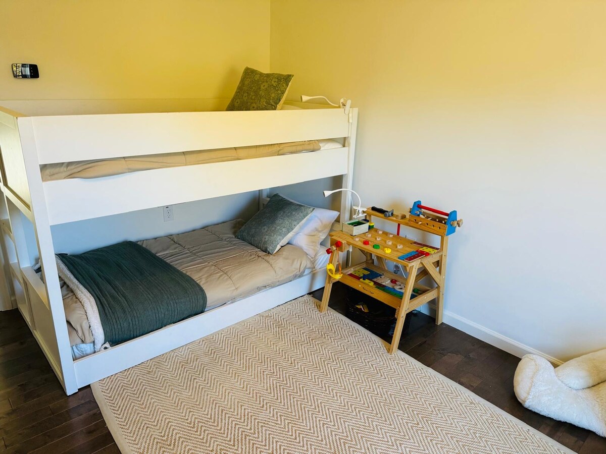 ¡Amplia habitación para niños perfecta para familias! A los más pequeños les encantará la litera baja y se entretendrán con muchos juguetes y juegos.

