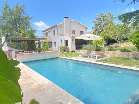 Pleasant family home with heated pool