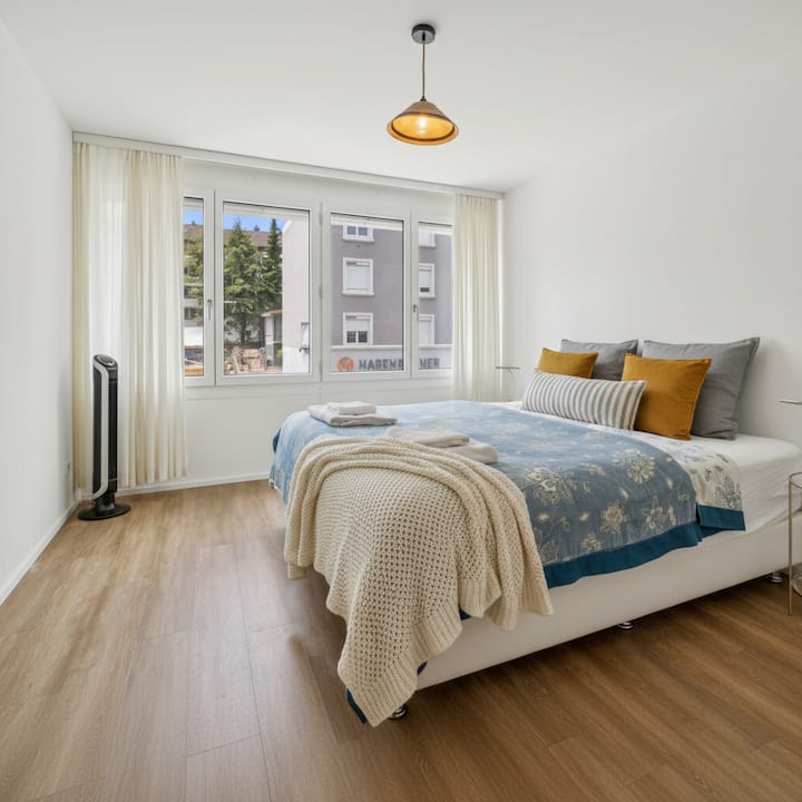 Quarto tranquilo e convidativo com duas camas de solteiro e design harmonioso para uma boa noite de sono.